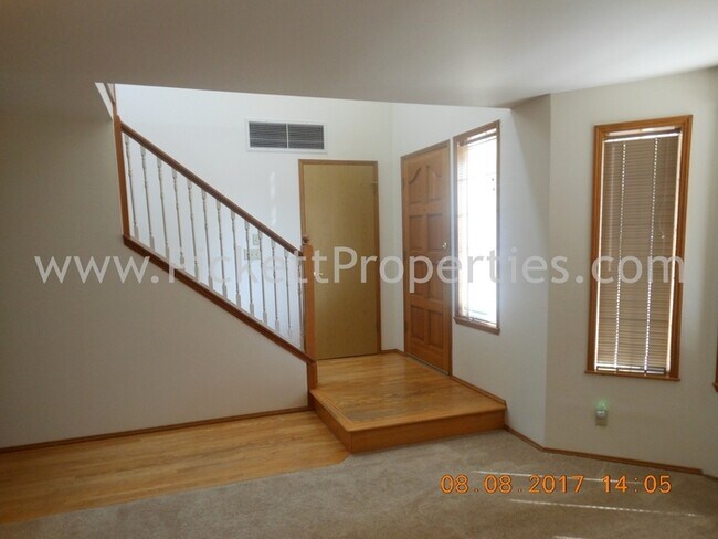 Building Photo - Large 3 Bedroom Home in Great Ridgetop Loc...