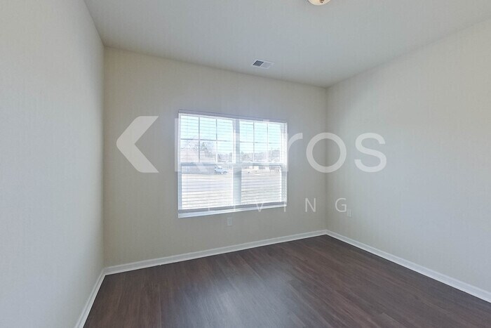 Building Photo - 10994 Lakeview Cir