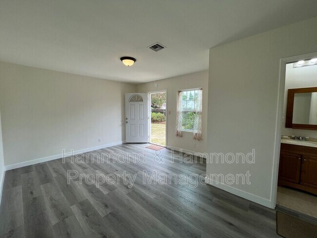 Building Photo - 18003 Saticoy St