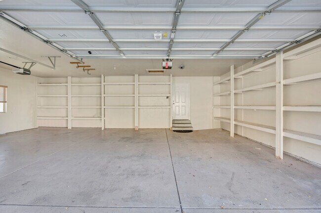 Building Photo - 8913 N Pine Hollow Dr