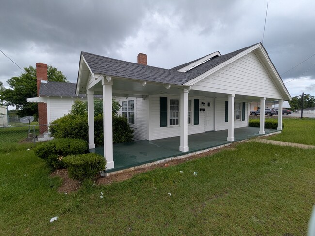 Building Photo - 609 North St W