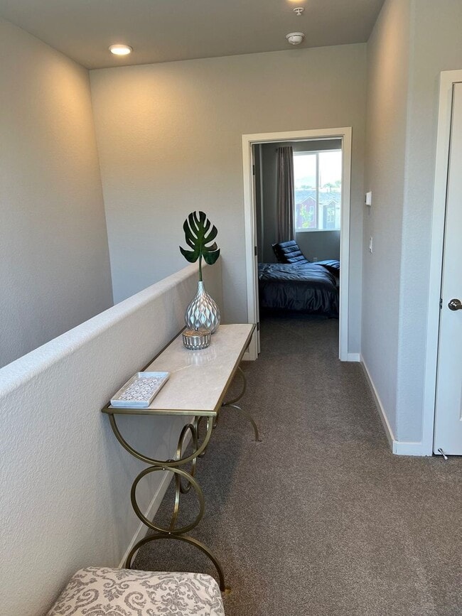 Building Photo - Gorgeous 2 Story, 3 Bed/2.5 Bath Townhouse with 2 Car Garage in Gated Community