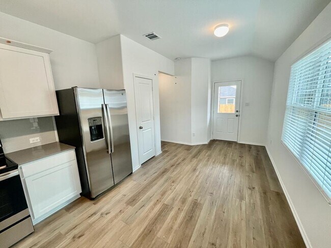 Building Photo - 420 Perfect World Lp