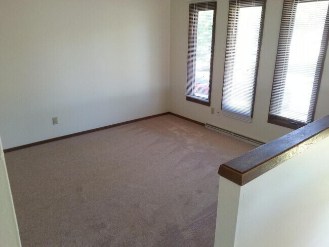 Building Photo - 1303 S Thompson Dr