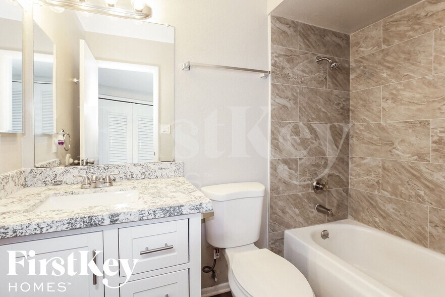 Building Photo - 1327 W Kerry Ln