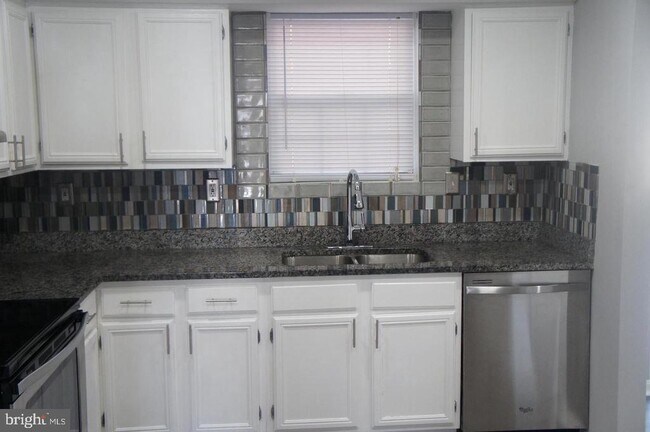 Building Photo - 5814 Holly Springs Dr N