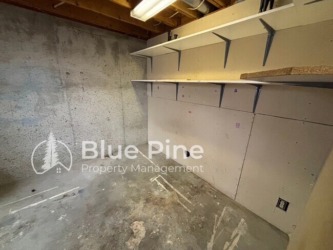 Building Photo - 1464 Falcon Dr