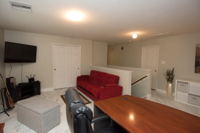 Building Photo - 16933 Scenic Knoll