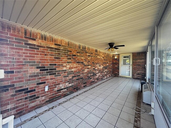 Building Photo - 819 Crystal Ln