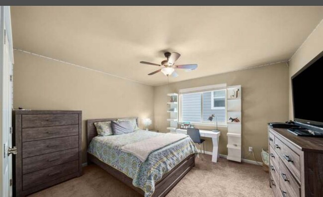 Building Photo - Teheleh Welcomes You Home to This 5 Bed Be...