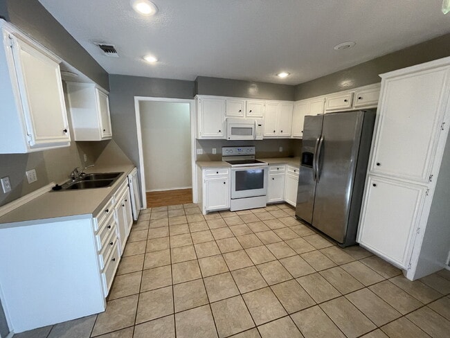 Building Photo - Beautiful Home Located Near Richard Lopez ...