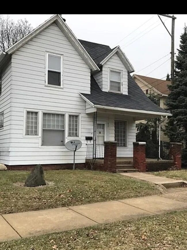 Primary Photo - 913 E Washington St