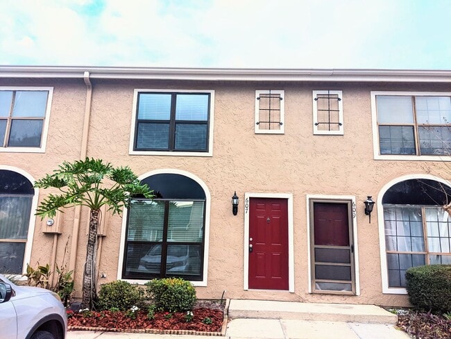 Building Photo - Well kept 2 bed/2.5 baths Townhome in the ...