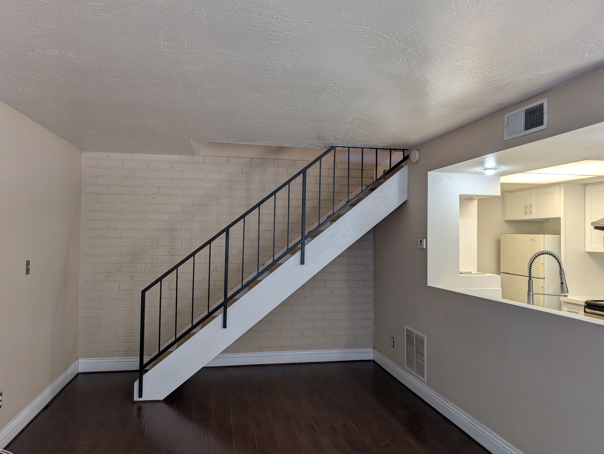 Building Photo - 3037 Knollwood Ave