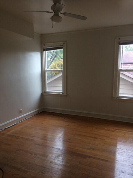 bedroom - 10028 S Oakley Ave