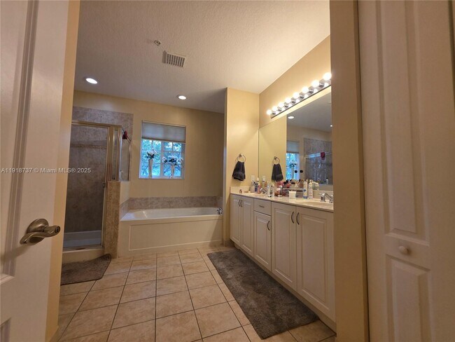 Building Photo - 2612 SW 81st Terrace