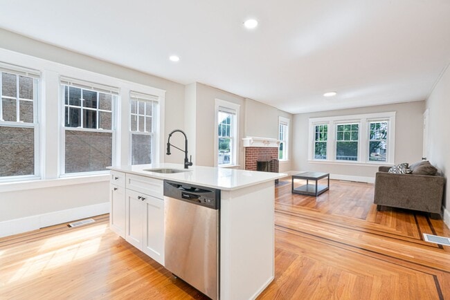 Building Photo - 4 Bed Gorgeous Unit Near PC / Elmhurst (Available 6/1/2026)