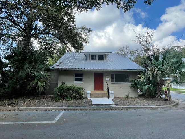 Building Photo - AVAILABLE FOR FALL!!! Amazing 2 Bedroom Ho...