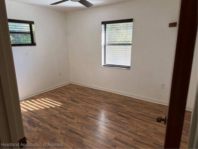 Building Photo - 905 Larkspur St