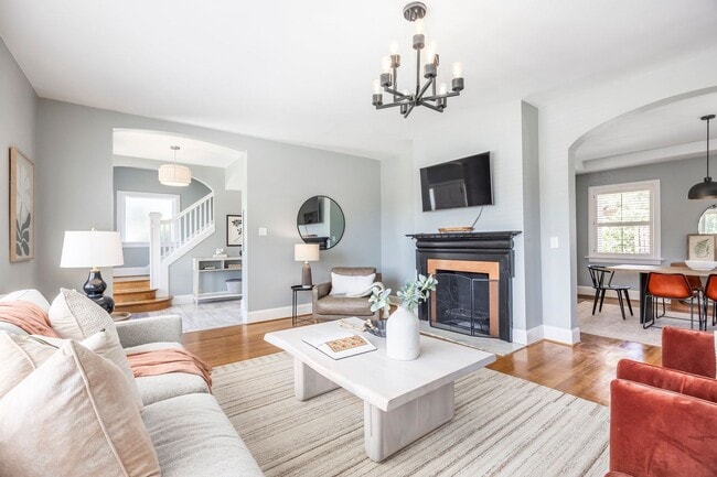 Building Photo - Elegant Sugar House Living: Finished Basement and Prime Location