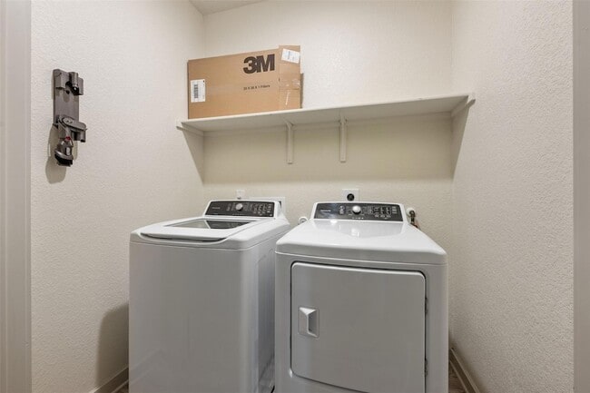 Building Photo - 253 Deserti Rd