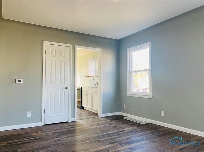 Building Photo - 3263 Blackstone Dr