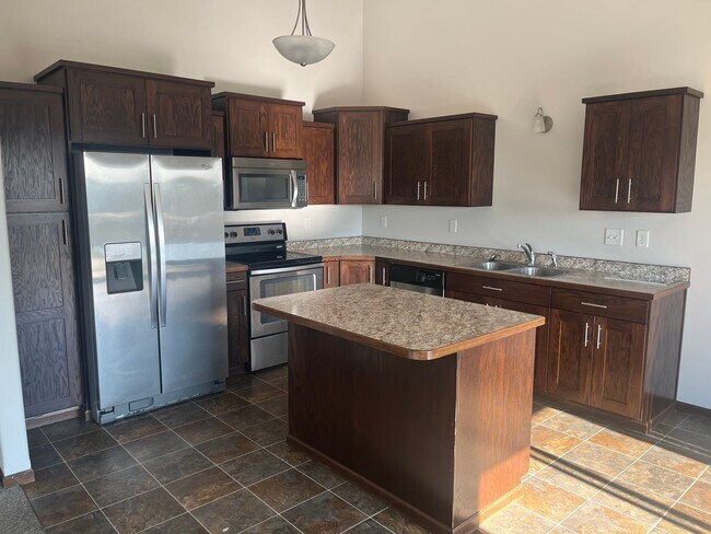 Building Photo - 3 Bed 3 Bath Twin Home