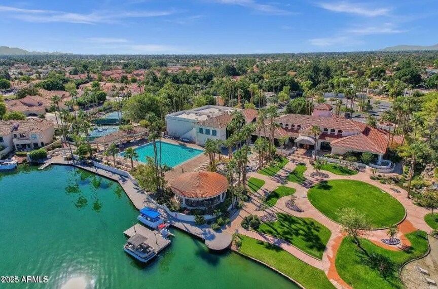 Building Photo - 1633 E Lakeside Dr