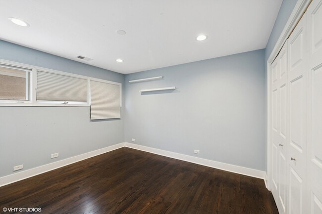 Building Photo - 1730 W Barry Ave