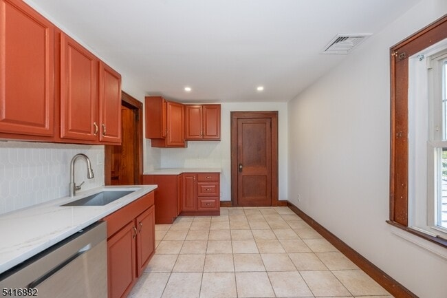 Building Photo - 176 Grove Ave