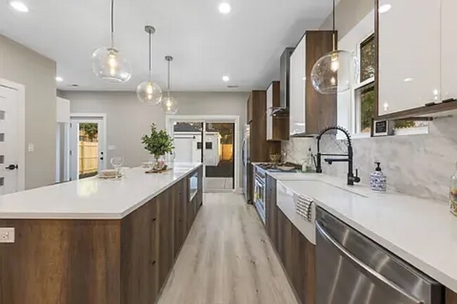 Building Photo - 5901 W Erie St