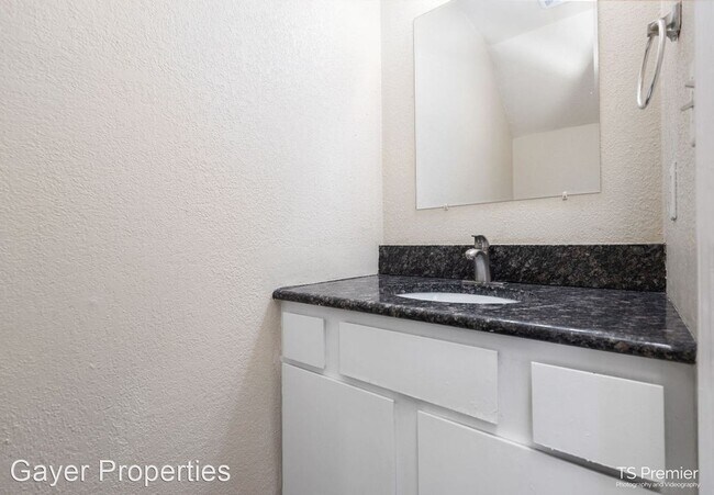 Building Photo - 3 br, 2.5 bath House - 2028 ball ave