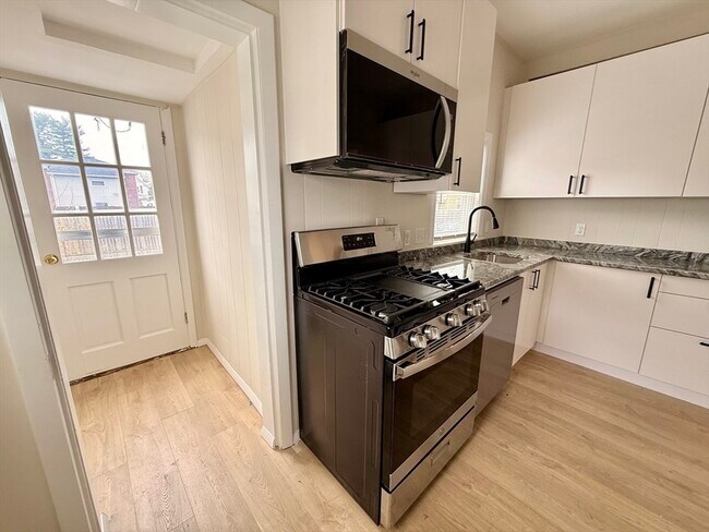 Building Photo - 39 Prospect St Ave