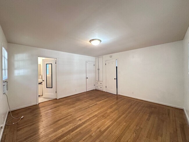 Building Photo - Cozy West Sac Cottage