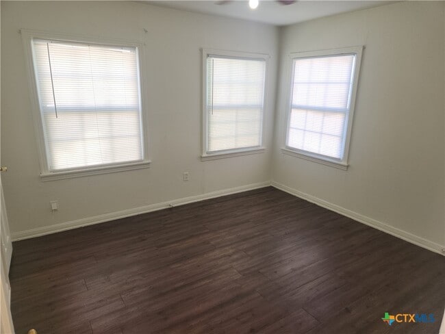 Building Photo - 902 S 23rd St