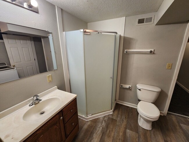 Building Photo - 4 Bedroom Home in Oak Park Area