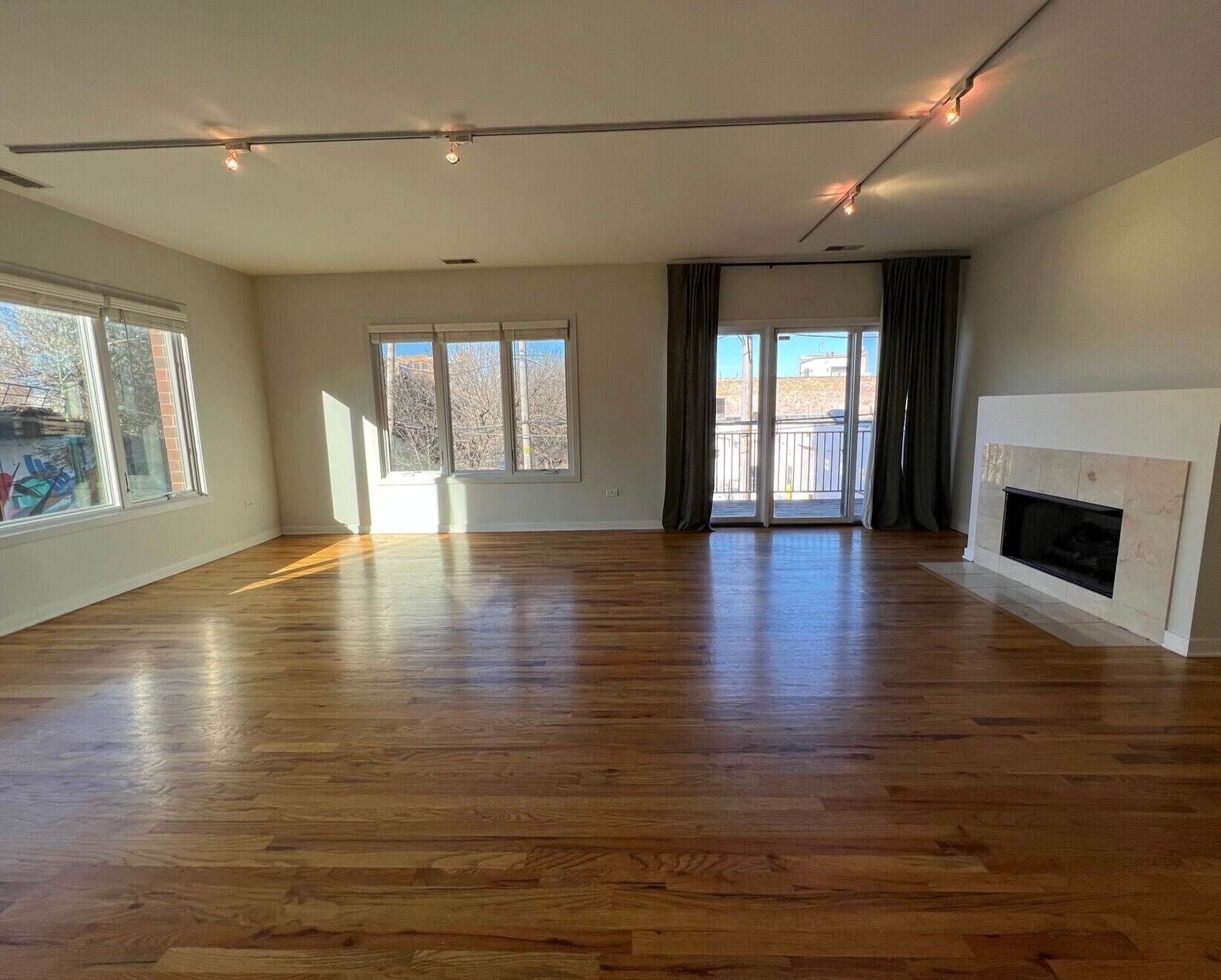 Building Photo - 912 W Chicago Ave