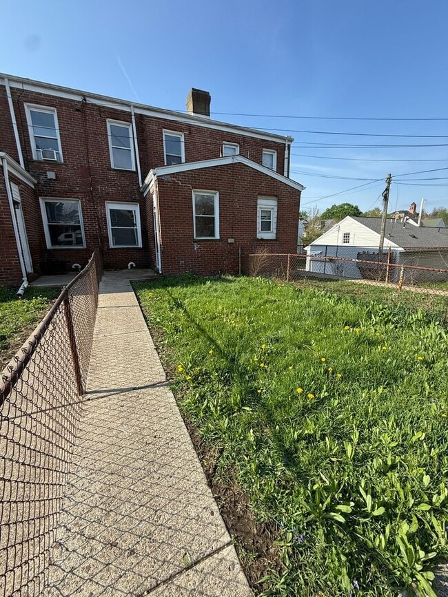 Building Photo - 2-Bedroom Home with Fenced Yard – Minutes from Downtown Pittsburgh