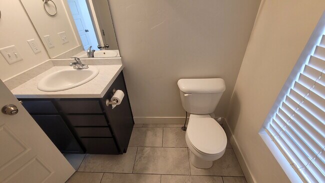 Building Photo - 3 bed 2.5 bath home for Rent. Pet Friendly!