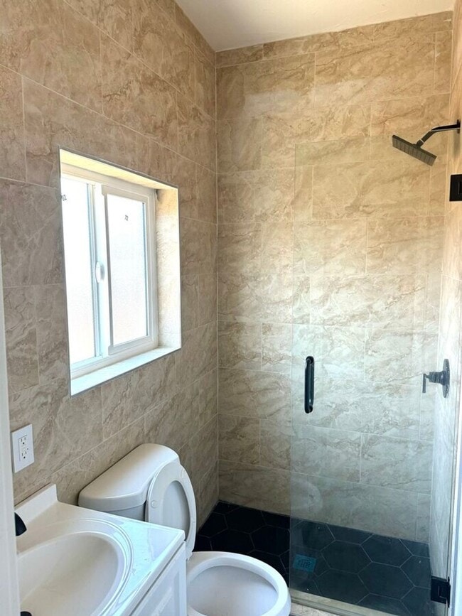 Building Photo - 4 Bed 2 Bath in Echo Park with Back Patio