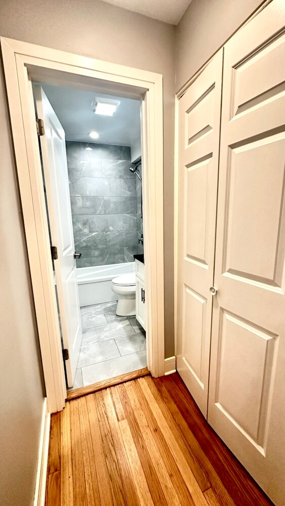 Building Photo - 6954 N Sheridan Rd