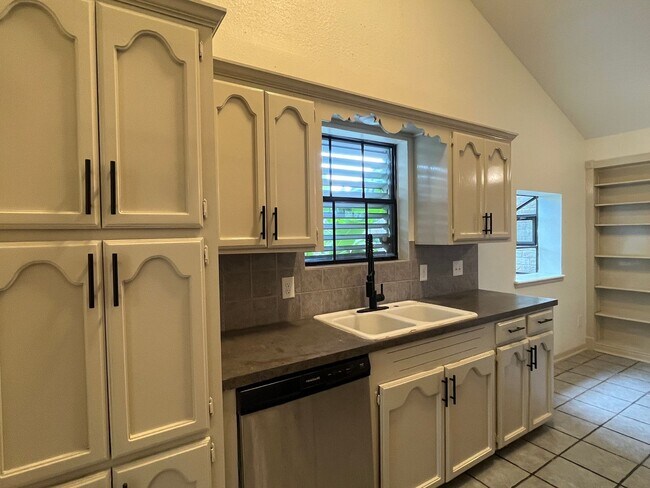 Building Photo - 3 Bedroom 2 Bath Southside!!