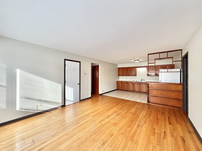 Building Photo - 2113 Lake Point Dr