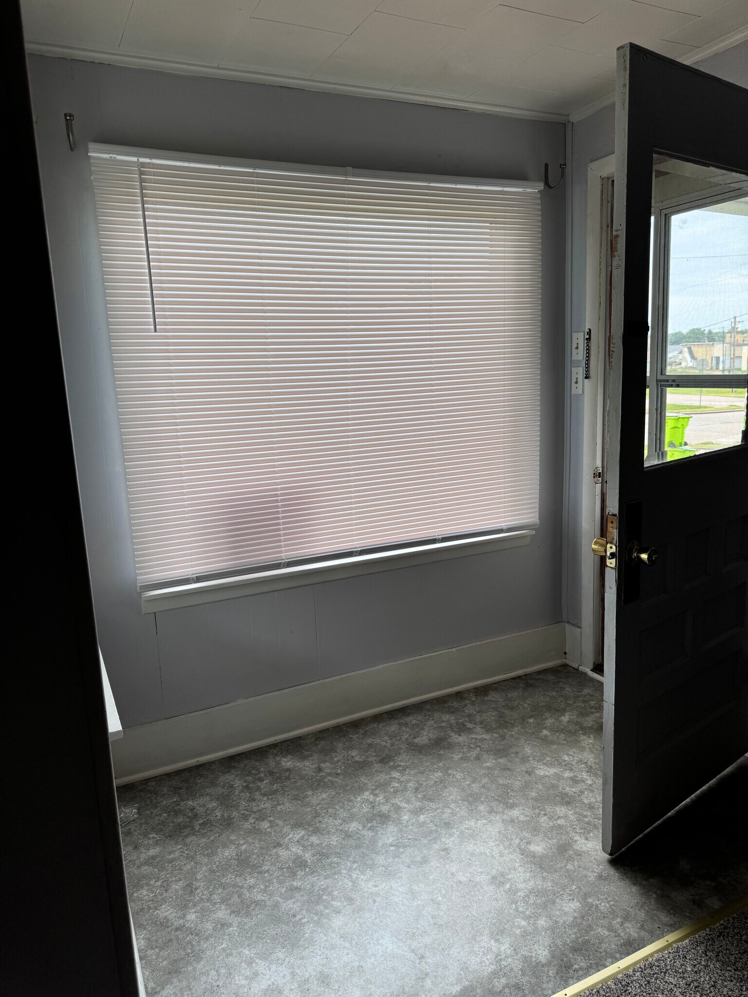 Foyer 4 x 6 - 180 Martin St