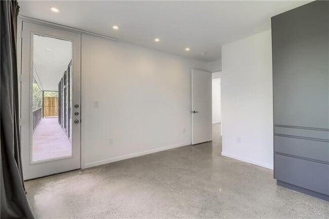 Building Photo - 9400 Shady Oaks Dr