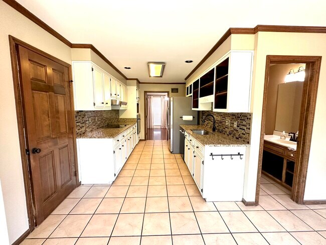 Building Photo - 527 Brandermill Rd