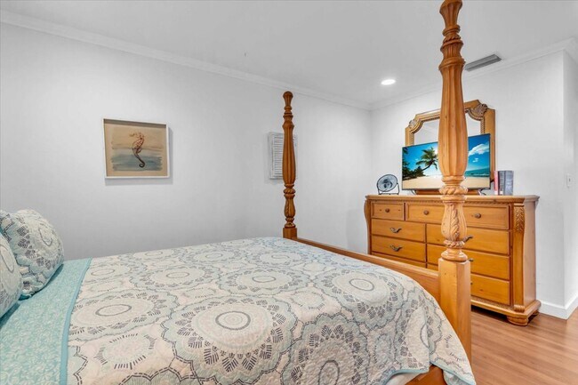 Building Photo - 2732 Valencia Dr