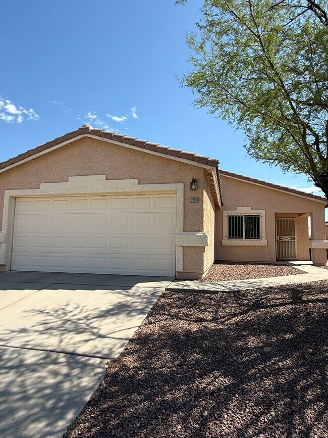 Building Photo - NEW CARPET! 3 Bed / 2 Bath Single Family H...