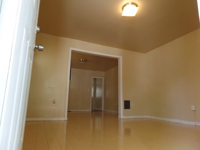 Building Photo - 124 S Walter Ave