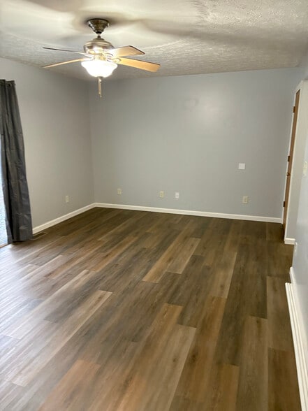 Building Photo - 1112 1/2 Hocking Rd